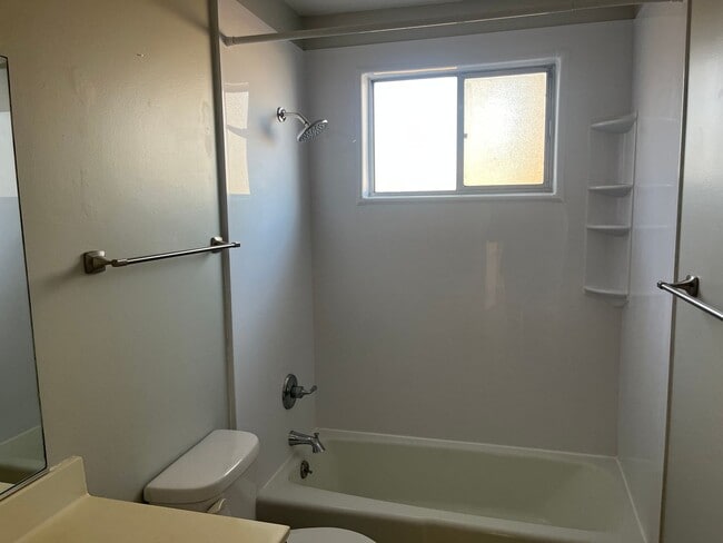 Building Photo - 2 Bed, 1 Bath Apartment