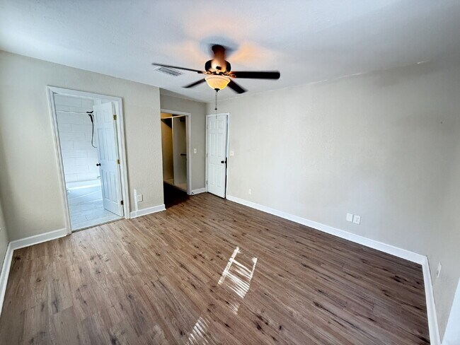 Building Photo - COUNTRY LIVING ON 5 ACRES WITH 3 BED, 3 BA...