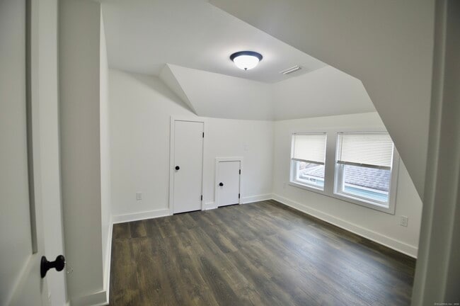 Building Photo - 21 Nichols St