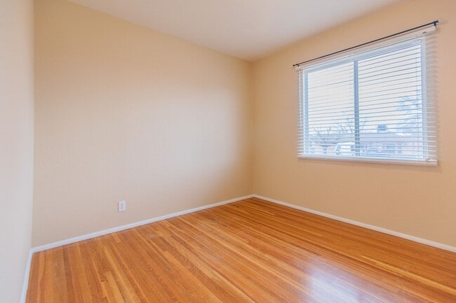 Building Photo - Bright & Inviting 3 Bed 1 Bath Home - Featuring Large Backyard!