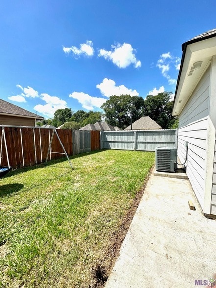 Building Photo - 40303 Crestridge Dr