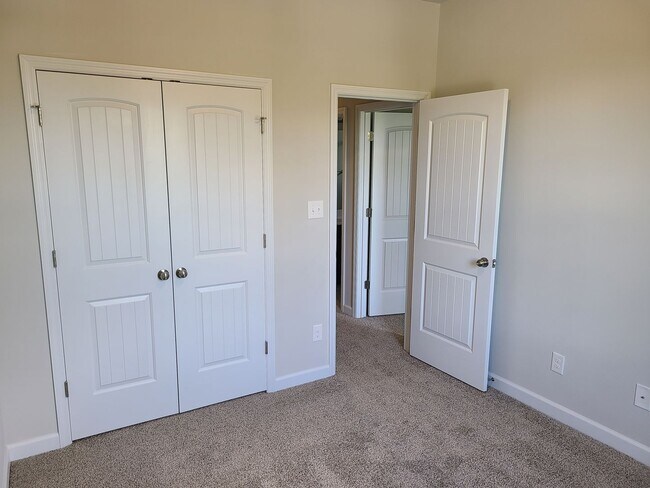 Building Photo - Beautiful 3 bedroom, 2.5 bath townhome - H...