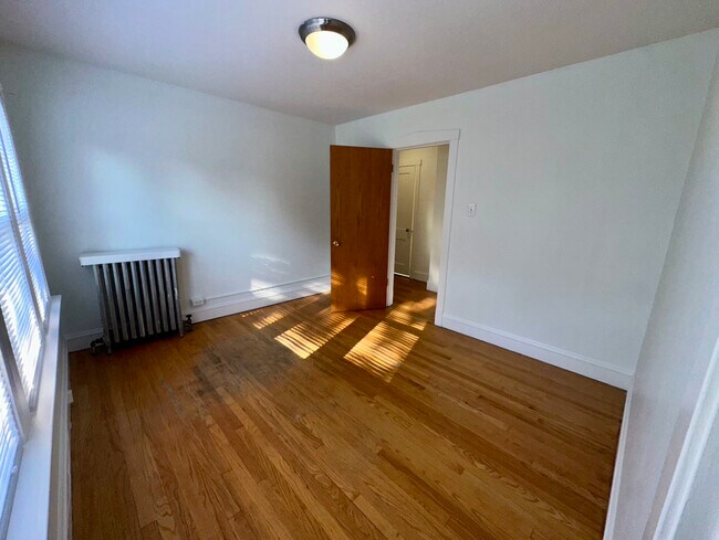 Building Photo - 5058 W Carmen Ave