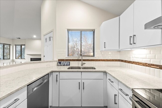 Building Photo - 2-bedroom 2-bathroom condo, located steps from the Boise River Greenbelt