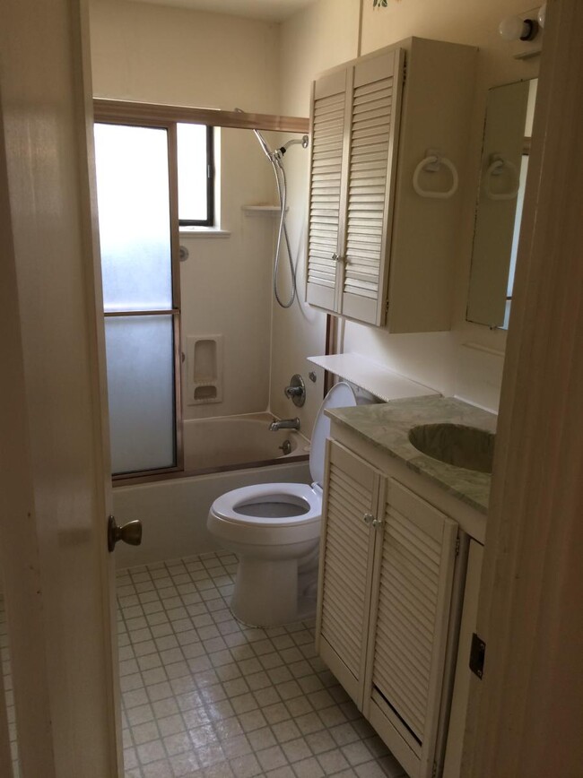 12 bathroom - 1640 Columbia Dr SE