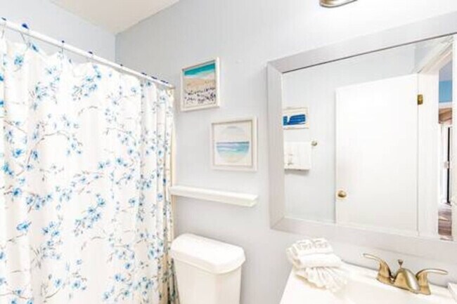 Building Photo - 924 W Beach Blvd