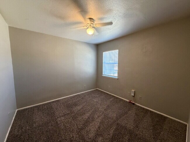 Building Photo - Duplex Located In Central Lubbock Minutes From Tech Campus!