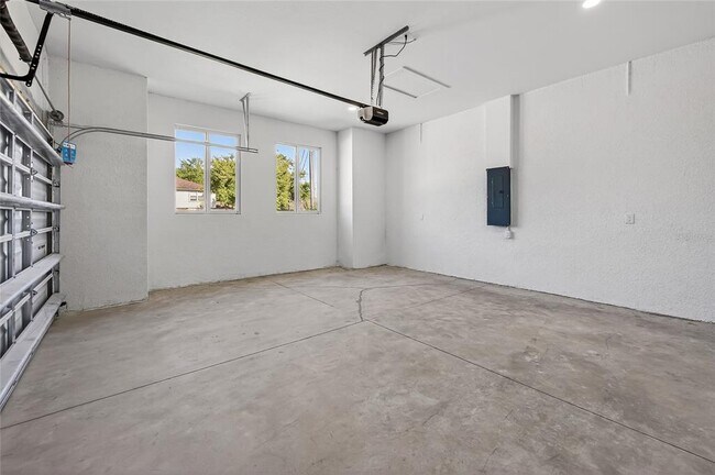 Building Photo - 511 Sweetwater Dr