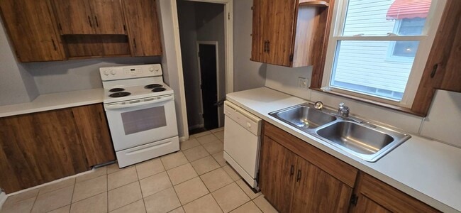 Building Photo - Charming 3 - Bedroom Property in Prime Location