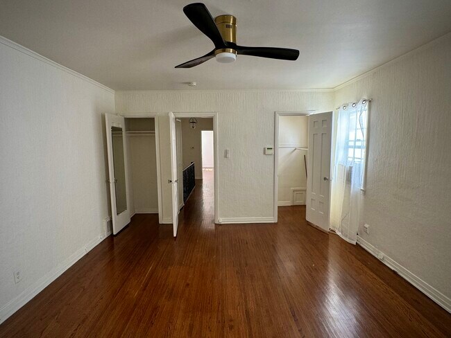 Building Photo - 925 Westmount Dr
