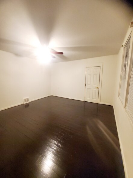 Building Photo - 11806 Farringdon Ave