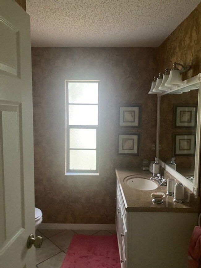 Building Photo - 2 bedroom 2 bathroom home with a screened ...