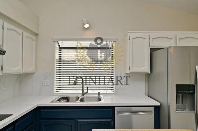 Building Photo - 6447 N Vagedes Ave