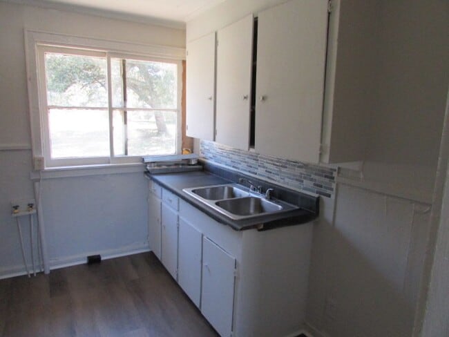 Building Photo - Duplex Unit