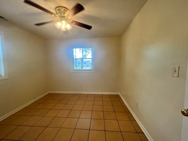 Building Photo - 3611 S Lakewood Dr