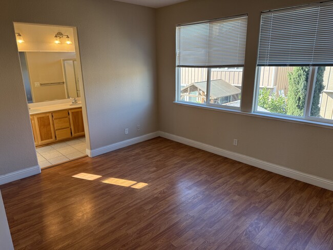 Building Photo - 4233 Quimby St