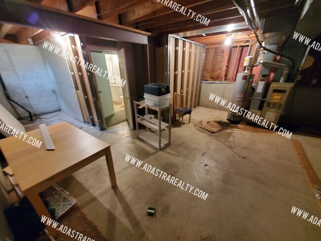 Building Photo - Gorgeous Shawnee Mission NW Home-Coming SO...