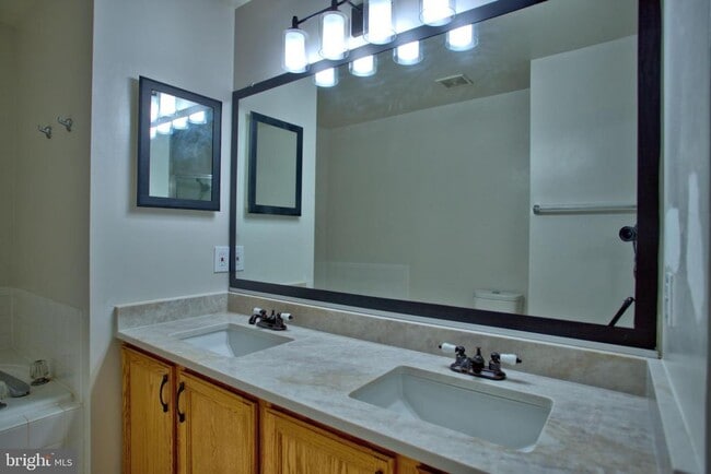 Building Photo - 6285 Clay Pipe Ct