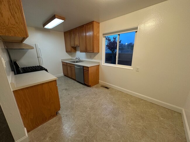 Building Photo - Lease break: Single Story Duplex