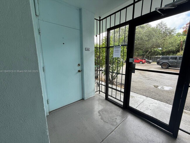 Building Photo - 2539 Bayshore Dr