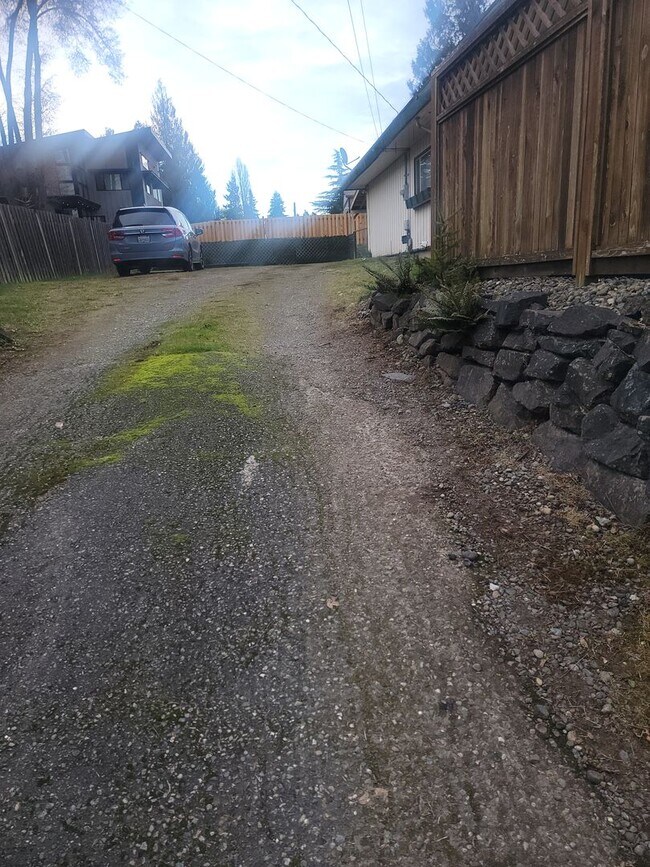 Building Photo - University Place 4 bedroom, 2 bath. Partially fenced yard