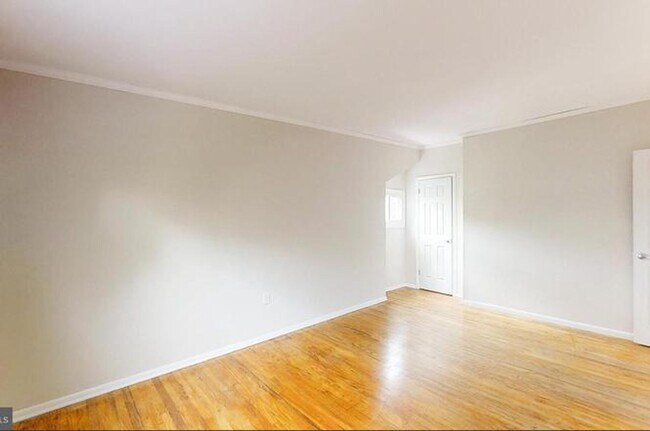 Building Photo - Recently Updated 4BR/2BA Twin with Central Air & Fenced Backyard