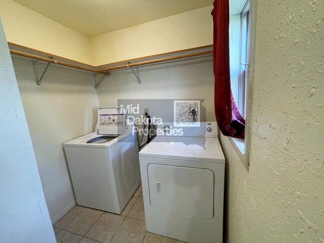 Building Photo - 509 E 1st- 3 bedroom single story house