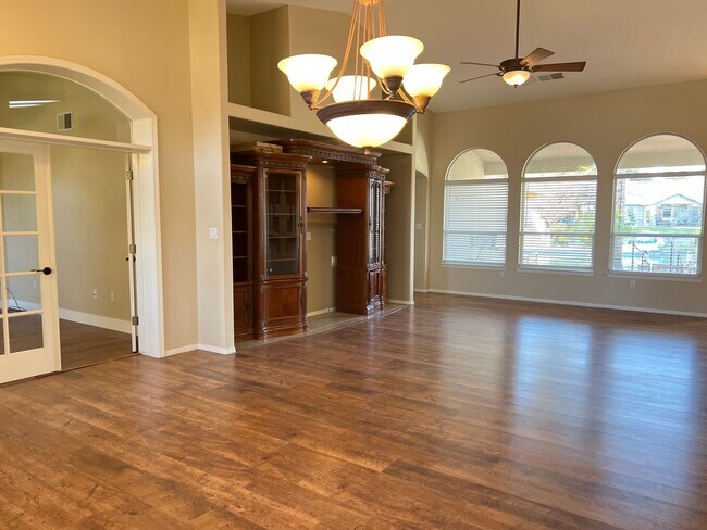 Building Photo - NORTHWEST BAKERSFIELD