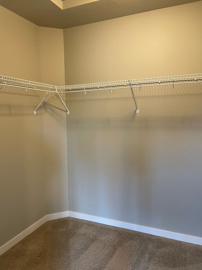 Building Photo - $1275 OFF FIRST MONTHS RENT Gorgeous 3 Bed...