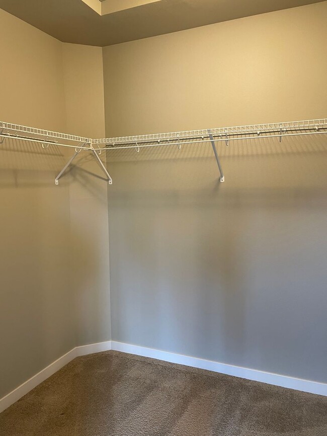 Building Photo - Goregous 3 Bedroom Home Ready for Hot Summ...