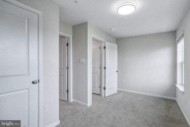 Building Photo - 721 Courier Ln