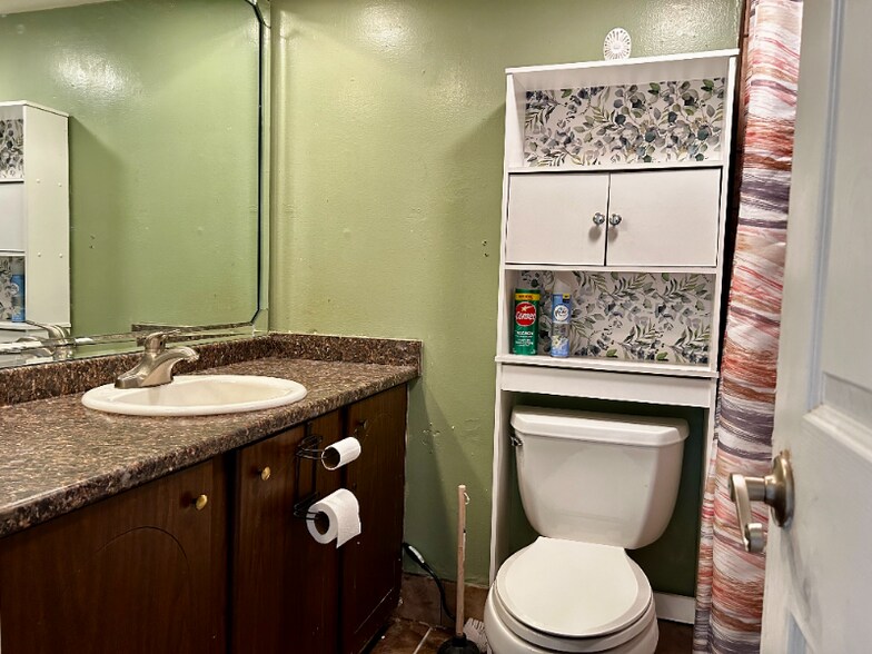 Building Photo - 305 Greenbriar St