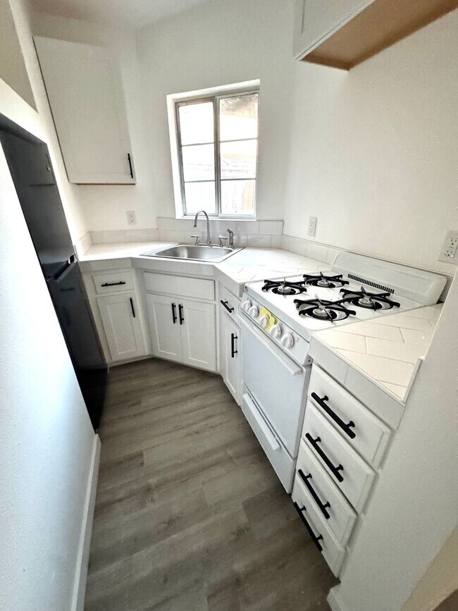 Primary Photo - 3768-3768 1/2 Sheldon Dr