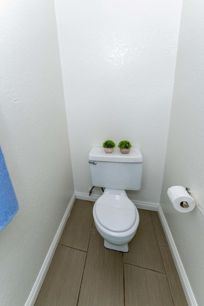 Building Photo - DEPOSIT MOVE IN SPECIAL! 2 BED 1.5 BATH TO...