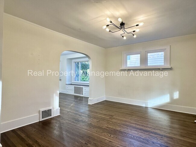 Building Photo - 310 W Hazelhurst St