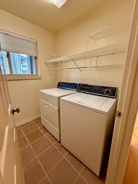 Building Photo - 325 C St