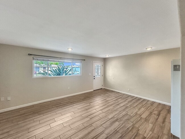 Building Photo - Beautiful 3B/2BA w/ Updated Kitchen and Pool in Clairemont!