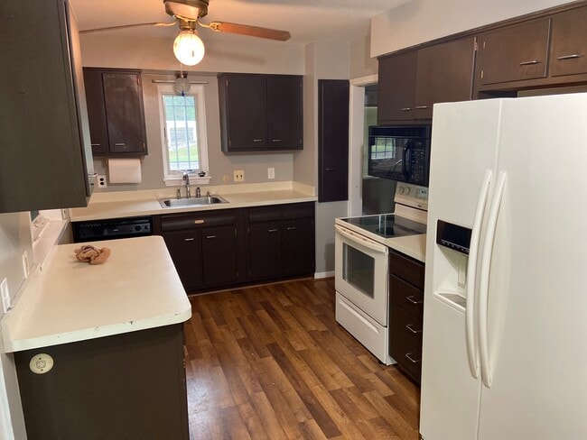 KITCHEN, STOVE, REF, DW, MICROWAVE,DISPOSAL - 1643 Fairview Ave