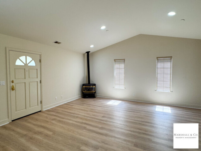 Building Photo - MUST SEE!  LARGE 1BR/1BA, 4-Plex,UPDATED, ...