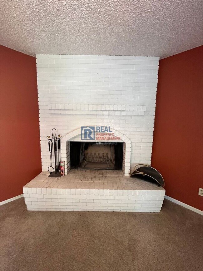 Building Photo - 3207 Camelot Dr