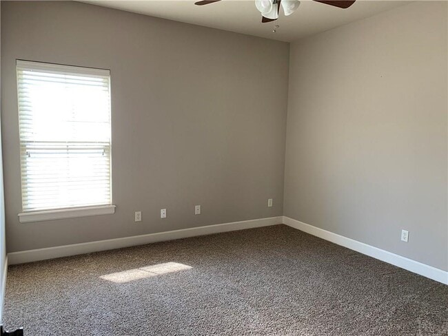 Building Photo - 3709 W Cherokee Rd