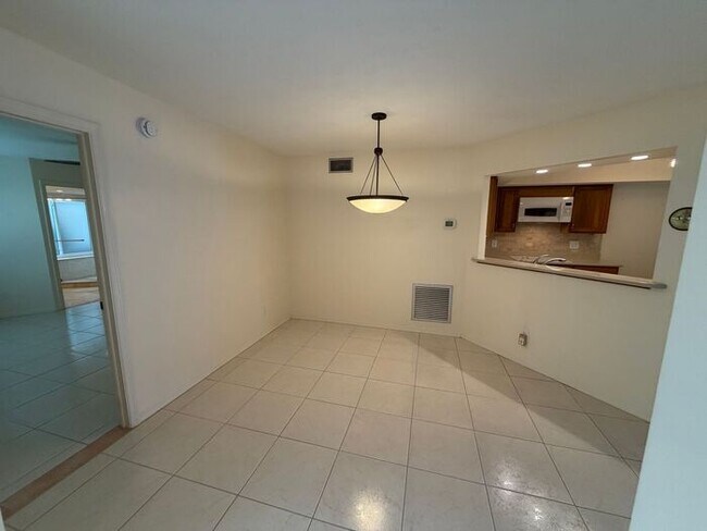 Building Photo - Spacious 2 Bedroom, 2 Bathroom Condo in Gated Lake Pineloch Village!