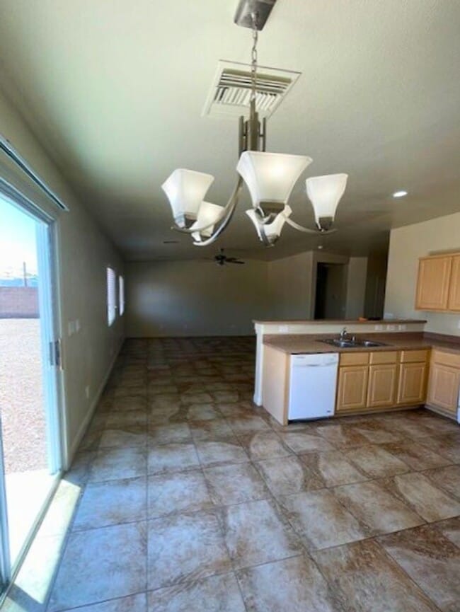 Building Photo - MOVE-IN READY 3BR/2BA SINGLE FAMILY HOME I...