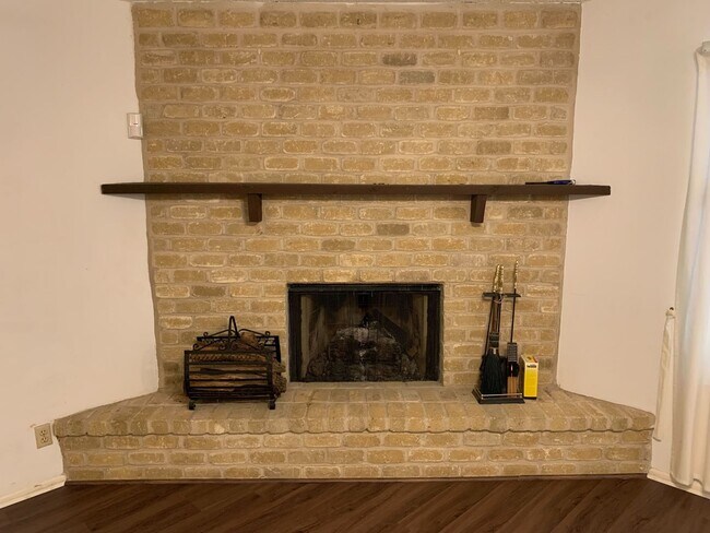 Building Photo - 9100 Tourney St