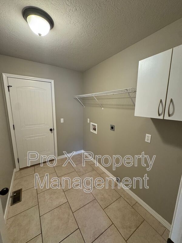 Building Photo - 740 E Gallup Hill Rd