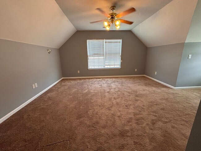 Building Photo - 5 Bedrooms- 3 Bathroom- House in West Rome!