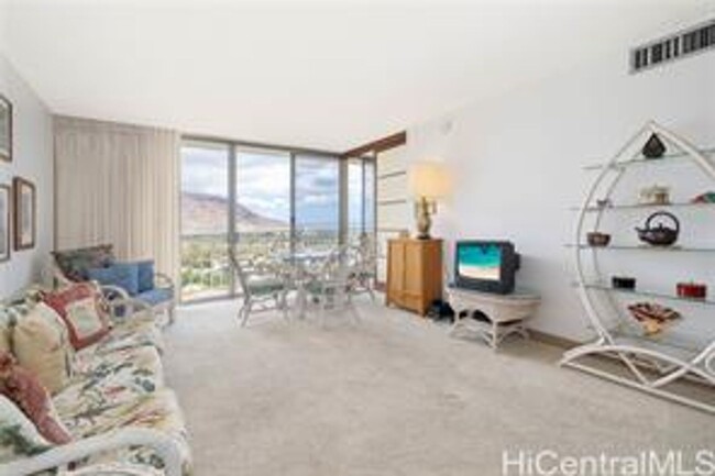 Building Photo - Makaha Valley Towers Furnished 1 Bedroom