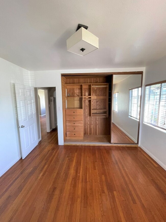 Building Photo - Midtown Ventura Bungalow