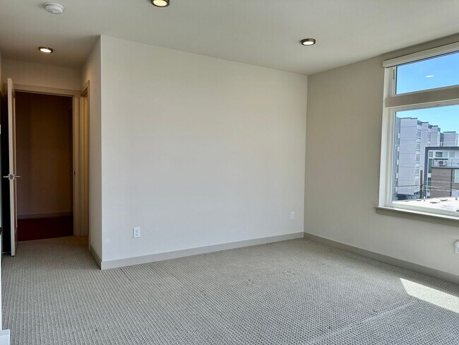 Building Photo - Gorgeous Greenlake Townhouse with Parking