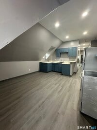 Building Photo - 402 Sigourney St